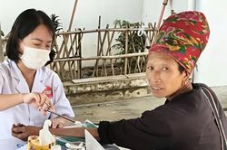 Khám sàng lọc phát hiện lao, lao tiềm ẩn cho người dân khu vực Bát Xát