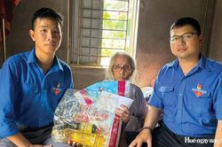 Từ 'làm theo' đến 'thực hành' theo Bác