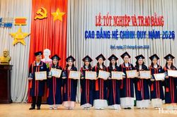 370 sinh viên cao đẳng Trường Đại học Y - Dược, Đại học Huế nhận bằng tốt nghiệp