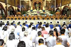 Hơn 1.000 Phật tử tham dự khóa tu Bát quan trai, dâng pháp y cúng dường tại tổ đình Phổ Quang (TP.HCM)