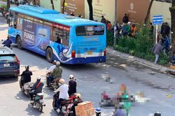 Hà Nội: Xe máy va chạm xe buýt trên đường Nguyễn Trãi, cháu bé tử vong