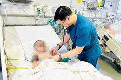 Báo động đỏ cứu bé trai 6 tuổi bị cọc hàng rào xuyên thấu vùng bụng