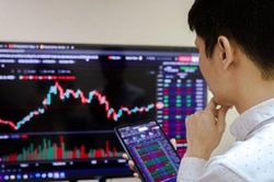 VN-Index giảm gần 2 điểm phiên 17/8