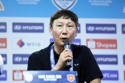 HLV Kim Sang Sik: Thắng Malaysia 2-0 nhưng mới chỉ là một nửa lượt đấu