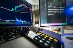 Thanh khoản cạn kiệt, VN-Index tìm điểm cân bằng