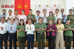 Công an Đồng Tháp trao nhà tình nghĩa, tặng xe đạp cho học sinh