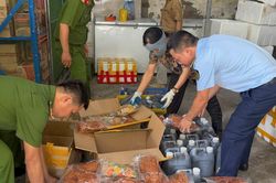 Xử phạt cơ sở kinh doanh thực phẩm "2 không"
