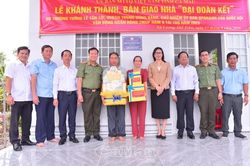 Thượng tướng Lê Tấn Tới bàn giao nhà Đại đoàn kết tại Cà Mau