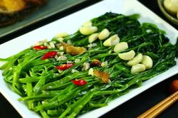 Rau muống xào tỏi nhiều người mê, nhưng 4 nhóm người nên tránh kẻo sức khỏe gặp rắc rối