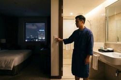 Tại sao bạn nên bật hết tất cả các đèn ngay khi nhận phòng khách sạn?