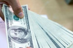 Tỷ giá ngoại tệ ngày 17/8: USD bán ra 26.330 đồng, GBP gần 36.000 đồng