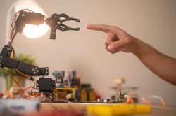 Cảm biến điện trường giúp robot 'cảm nhận' vật thể không cần chạm