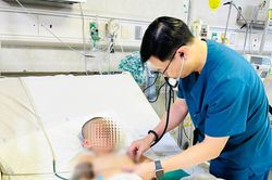 4 giờ nghẹt thở cứu bé trai bị cọc sắt đâm xuyên bụng