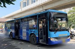 Xe buýt va chạm xe máy trên phố Hà Nội, một cháu bé tử vong