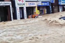 Video thành phố miền Nam Hàn Quốc chìm trong biển nước, cảnh báo sạt lở lan rộng
