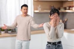 Nhà chỉ có một con, tôi đưa 12 triệu/tháng nhưng vợ luôn kêu thiếu tiền