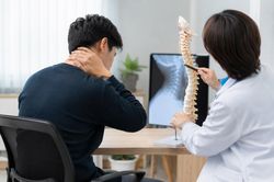 Cúi đầu lướt điện thoại 7 tiếng/ngày, nam thanh niên mất tự tin vì 'cổ rùa'