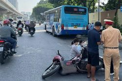 Hà Nội: Xe máy va chạm với xe buýt trên đường Nguyễn Trãi khiến 1 người tử vong
