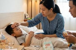 Trẻ sốt đầu năm học: 72 giờ đầu cha mẹ cần theo dõi gì?