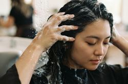 Thường xuyên đổi dầu gội có gây rụng tóc?