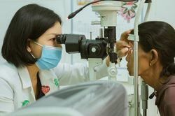 Khám mắt miễn phí cho người dân miền núi xứ Huế