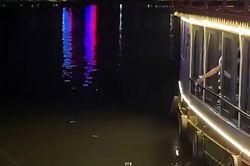 Làm rõ người trên thuyền rồng xả rác xuống sông ở Huế