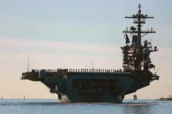 Tổng thống Trump b&aacute;c bỏ chỉ tr&iacute;ch về t&agrave;u s&acirc;n bay USS Abraham Lincoln v&agrave; qu&aacute;t ph&oacute;ng vi&ecirc;n 'im lặng'