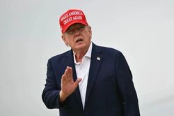 Ông Trump yêu cầu Iran 'giơ cờ trắng đầu hàng'