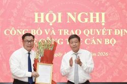 UBND TP H&agrave; Nội trao quyết định bổ nhiệm &ocirc;ng Nguyễn Quang Hiếu l&agrave;m Gi&aacute;m đốc Sở Nội vụ