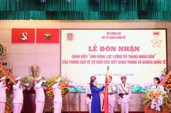 Vinh dự đ&oacute;n nhận danh hiệu Anh h&ugrave;ng lực lượng vũ trang nh&acirc;n d&acirc;n
