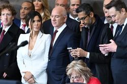 Jeff Bezos, Mark Zuckerberg: Nhiều tiền chưa chắc vào được CLB tỷ phú
