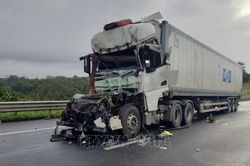 Hai xe container va chạm tr&ecirc;n cao tốc, một t&agrave;i xế tử vong