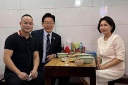 Kh&aacute;ch H&agrave;n đổ đến H&agrave; Nội theo 'food tour' của Tổng thống Lee Jae Myung