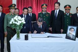 Thủ tướng Lê Minh Hưng dẫn đầu Đoàn đại biểu Đảng, Nhà nước, Mặt trận Tổ quốc Việt Nam viếng nguyên Thủ tướng Trung Quốc Chu Dung Cơ