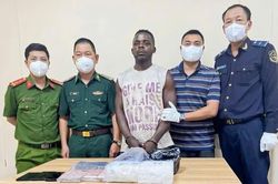 Bắt đối tượng người Nigeria trong đường dây vận chuyển ma túy xuyên quốc gia
