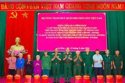 Bộ Tổng Tham mưu tặng quà gia đình chính sách tại Thái Nguyên