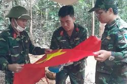 Đi rừng tìm mật ong thấy ụ đá giúp quy tập được hài cốt liệt sĩ