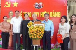 Đồng Th&aacute;p: Trao Huy hiệu Đảng tặng 2 đồng ch&iacute; nguy&ecirc;n B&iacute; thư Tỉnh ủy