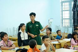 Lớp học hè của các thầy giáo quân hàm xanh