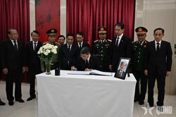 Thủ tướng L&ecirc; Minh Hưng dẫn đầu Đo&agrave;n đại biểu Đảng, Nh&agrave; nước, Mặt trận Tổ quốc Việt Nam viếng nguy&ecirc;n Thủ tướng Quốc vụ viện nước Cộng h&ograve;a nh&acirc;n d&acirc;n Trung Hoa Chu Dung Cơ