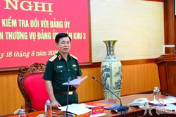 Thượng tướng Đỗ Xu&acirc;n Tụng chủ tr&igrave; hội nghị c&ocirc;ng bố quyết định kiểm tra đối với Đảng ủy v&agrave; c&aacute;c đồng ch&iacute; trong Ban Thường vụ Đảng ủy Qu&acirc;n khu 3