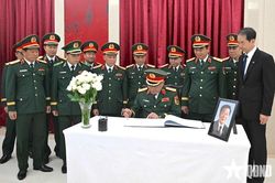 Đo&agrave;n đại biểu Qu&acirc;n ủy Trung ương, Bộ Quốc ph&ograve;ng viếng nguy&ecirc;n Thủ tướng Quốc vụ viện nước Cộng h&ograve;a nh&acirc;n d&acirc;n Trung Hoa Chu Dung Cơ