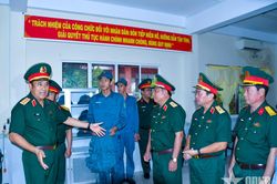 Thượng tướng Ph&ugrave;ng Sĩ Tấn thăm, kiểm tra một số đơn vị tại C&agrave; Mau