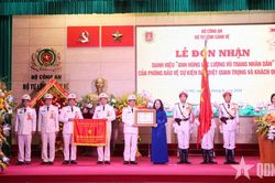 Ph&ograve;ng Bảo vệ sự kiện đặc biệt quan trọng v&agrave; kh&aacute;ch quốc tế (Bộ tư lệnh Cảnh vệ, Bộ C&ocirc;ng an) đ&oacute;n nhận danh hiệu Anh h&ugrave;ng LLVT nh&acirc;n d&acirc;n