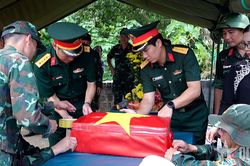 L&agrave;o Cai: Cất bốc hai phần mộ liệt sĩ chưa x&aacute;c định được danh t&iacute;nh