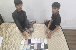 Truy bắt hai anh em đột nhập cửa h&agrave;ng khoắng h&agrave;ng chục chiếc điện thoại
