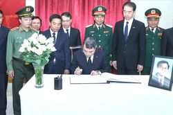 Thủ tướng Lê Minh Hưng viếng nguyên Thủ tướng Quốc vụ viện Trung Quốc Chu Dung Cơ