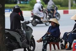 Người h&acirc;m mộ d&egrave; dặt trước gi&aacute; v&eacute; 'chợ đen' trận b&aacute;n kết Việt Nam - Malaysia