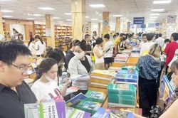 TPHCM dự kiến chi 288 tỷ đồng cho ch&iacute;nh s&aacute;ch miễn ph&iacute; s&aacute;ch gi&aacute;o khoa