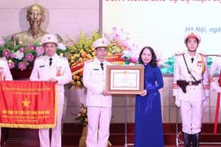 Dựa v&agrave;o nh&acirc;n d&acirc;n, ph&aacute;t huy sức mạnh tổng hợp của hệ thống ch&iacute;nh trị trong c&ocirc;ng t&aacute;c cảnh vệ